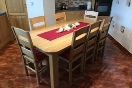 Jídelní stůl a židle, materiál dub